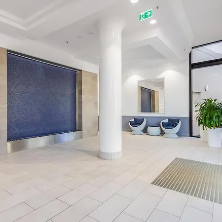 The Meriton Apartments On Main Beach-2